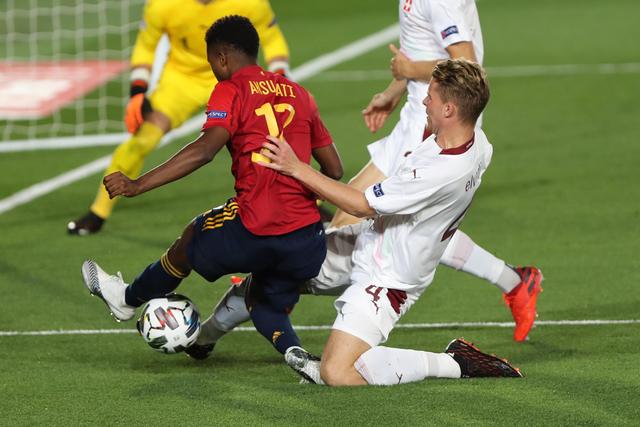 石宇奇2-1逆转杨灿 晋级日本羽毛球公开赛男单八强